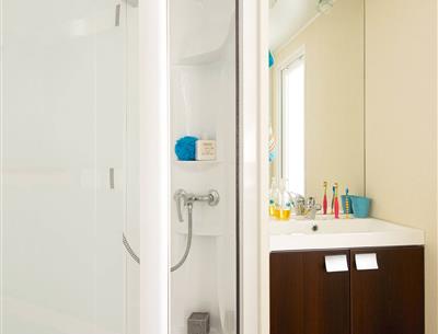 salle de bain - Location de Mobil-home à Pornichet - Cottage Européen - 4/6 personnes - camping Pornichet 3 étoiles avec piscine couverte et chauffée 
