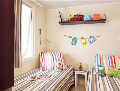 chambre avec 2 lits simples - Location de Mobil-home à Pornichet - Cottage Européen - 4/6personnes - camping Pornichet 3 étoiles avec piscine couverte et chauffée 