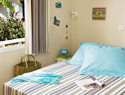 chambre avec lit double - Location de Mobil-home à Pornichet - Cottage Européen - 4/6 personnes - camping Pornichet 3 étoiles avec piscine couverte et chauffée 
