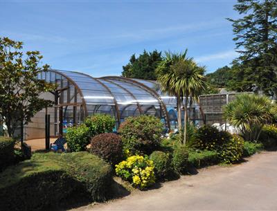 Camping 3* Les Forges - www.campinglesforges.com - les abords de la piscine couverte 