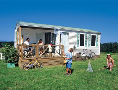 terrasse couverte - Camping Pornichet 44 - Location de mobil-home - Cottage Pacifique - 4/5 personnes - camping les forges 3 étoiles avec piscine couverte et chauffée 