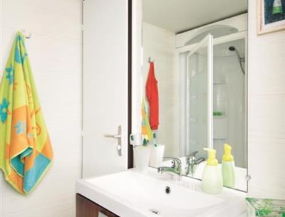 salle de bain - Cottage Duo - 2/4 personnes avec terrasse dans camping Pornichet avec piscine couverte et chauffée 