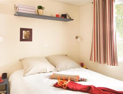 chambre double - Cottage Duo - 2/4 personnes avec terrasse dans camping Pornichet avec piscine couverte et chauffée 