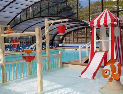 Camping 3* Les Forges - www.campinglesforges.com - pataugeoire de la piscine couverte et chauffée 