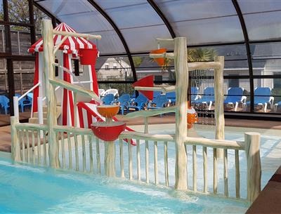 Camping 3* Les Forges - www.campinglesforges.com - pataugeoire et jeux pour les enfants 