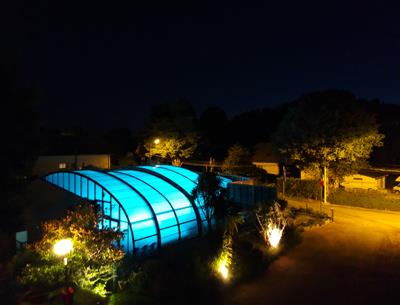 Camping 3* Les Forges - www.campinglesforges.com - piscine de nuit 