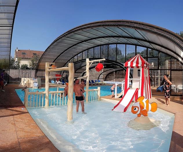 Camping 3* Les Forges - www.campinglesforges.com - Piscine avec toit amovible