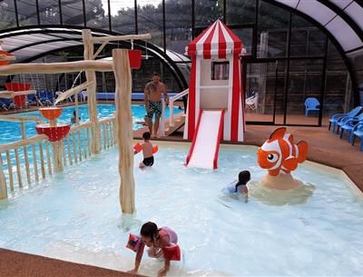 Camping 3* Les Forges - www.campinglesforges.com - pataugoire avec toboggan